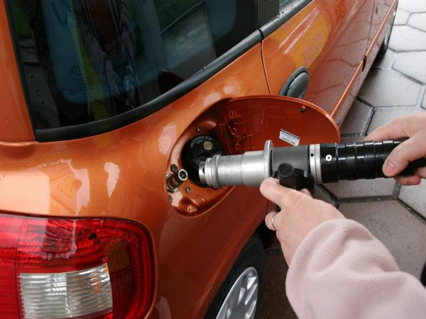 Cómo calcular el consumo de combustible para un largo viaje en coche