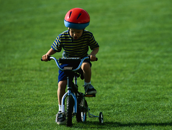 Cómo enseñar a un niño a montar en bicicleta