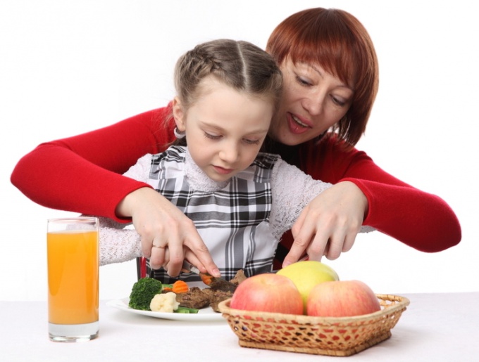 Cuándo transferir al niño a una mesa común