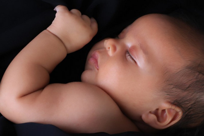 Cómo calmar al niño por la noche