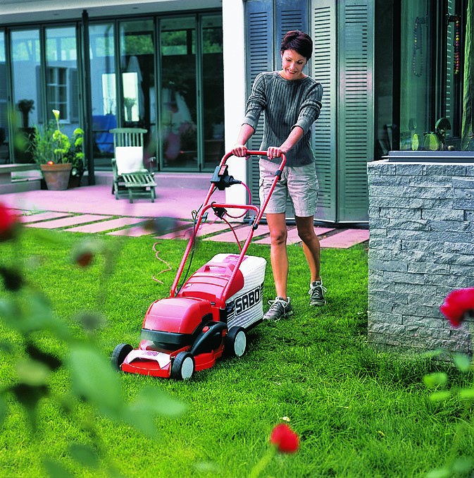 Para áreas pequeñas con terreno liso, la mejor opción es un cortacésped eléctrico