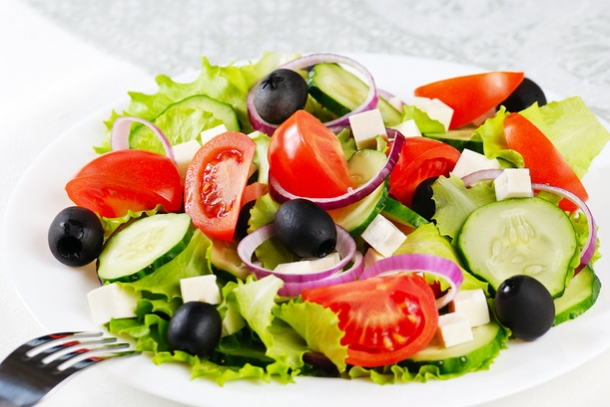 Cómo cocinar ensalada griega o ensalada tradicional