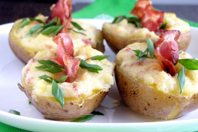 Papas con tocino y queso