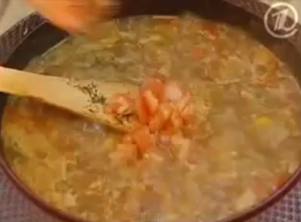 Picamos tomates, se preparan rápidamente, así que los agregaremos al final. Traemos el plato a la disposición.