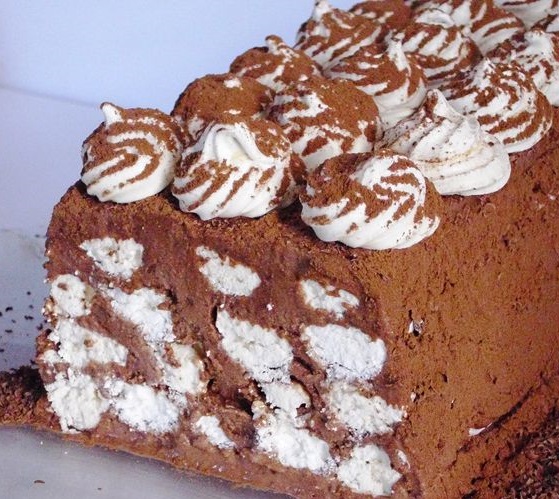 Pastel de helado de chocolate con merengue