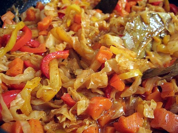 Cómo cocinar un guiso de verduras con repollo