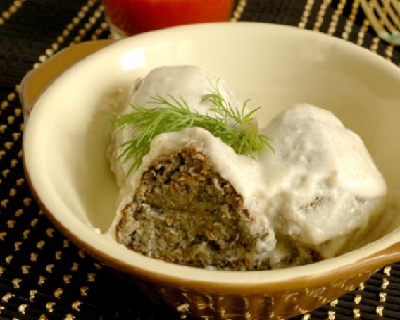 Croquetas de champiñones en salsa de crema agria