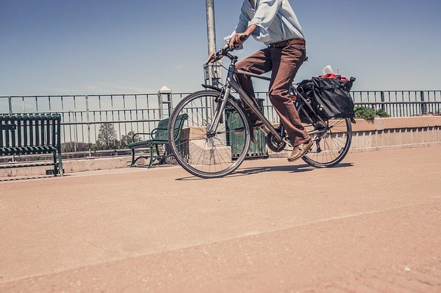 Andar en bicicleta en la ciudad como medio de transporte: los pros y los contras