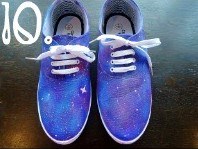 Cómo dibujar un cielo estrellado en zapatos blancos 