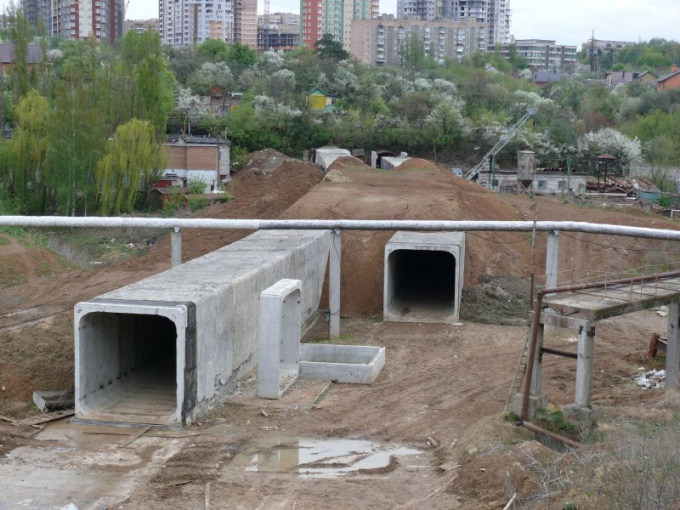 Construcción por el método abierto: http://dic.academic.ru/pictures/wiki/files/75/Kharkov_metro_tunnel_construction01.jpg