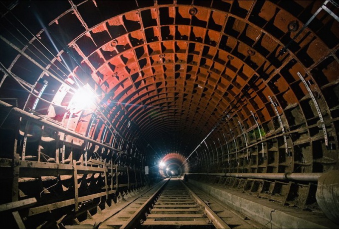 Tubo rojo de hierro fundido. Ekaterinburg <strong> Metro </ strong> sistema: http://media.infomig.ru/cache/fb/db/fbdb0bb5190db4a10ab9ad4581faa151.jpg