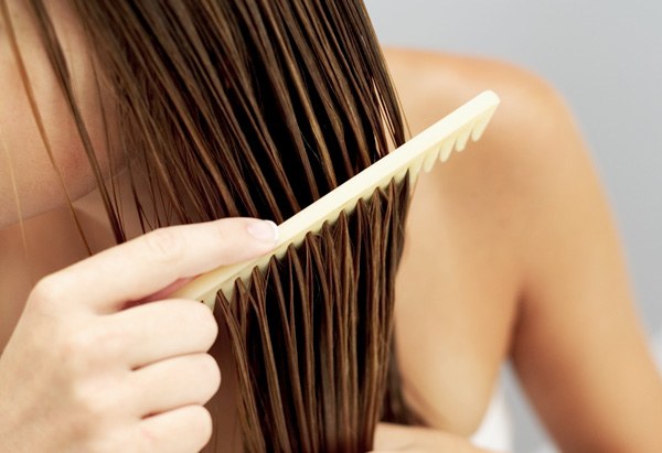 Cómo peinar adecuadamente el cabello húmedo después de un baño