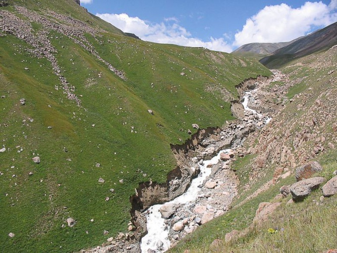 Cómo actuar durante el descenso de pueblos en las montañas