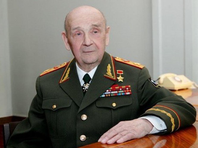 Mariscal de la Unión Soviética S.L. Sokolov, Ministro de Defensa de la URSS (1984-1987)