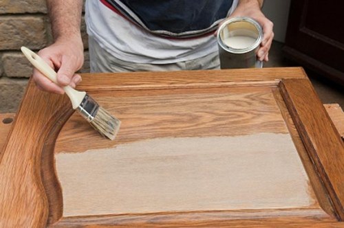 Cómo eliminar un rasguño en una puerta de madera