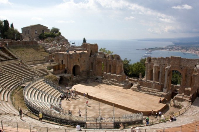 ¿Qué partes tenía la construcción del teatro griego?