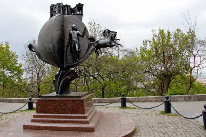 un monumento a una naranja en Odessa