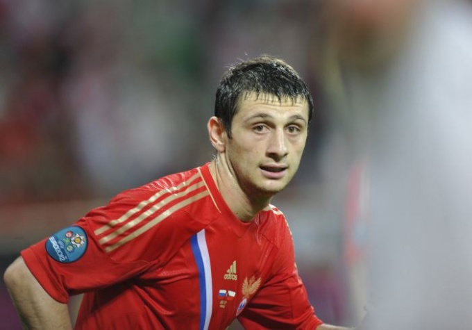 Sugerencia 1: Cómo jugar al futbolista Alan Dzagoev